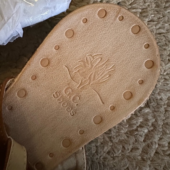 GC Shoes Women's T-Strap Flat Sandals - Picture 5 of 6